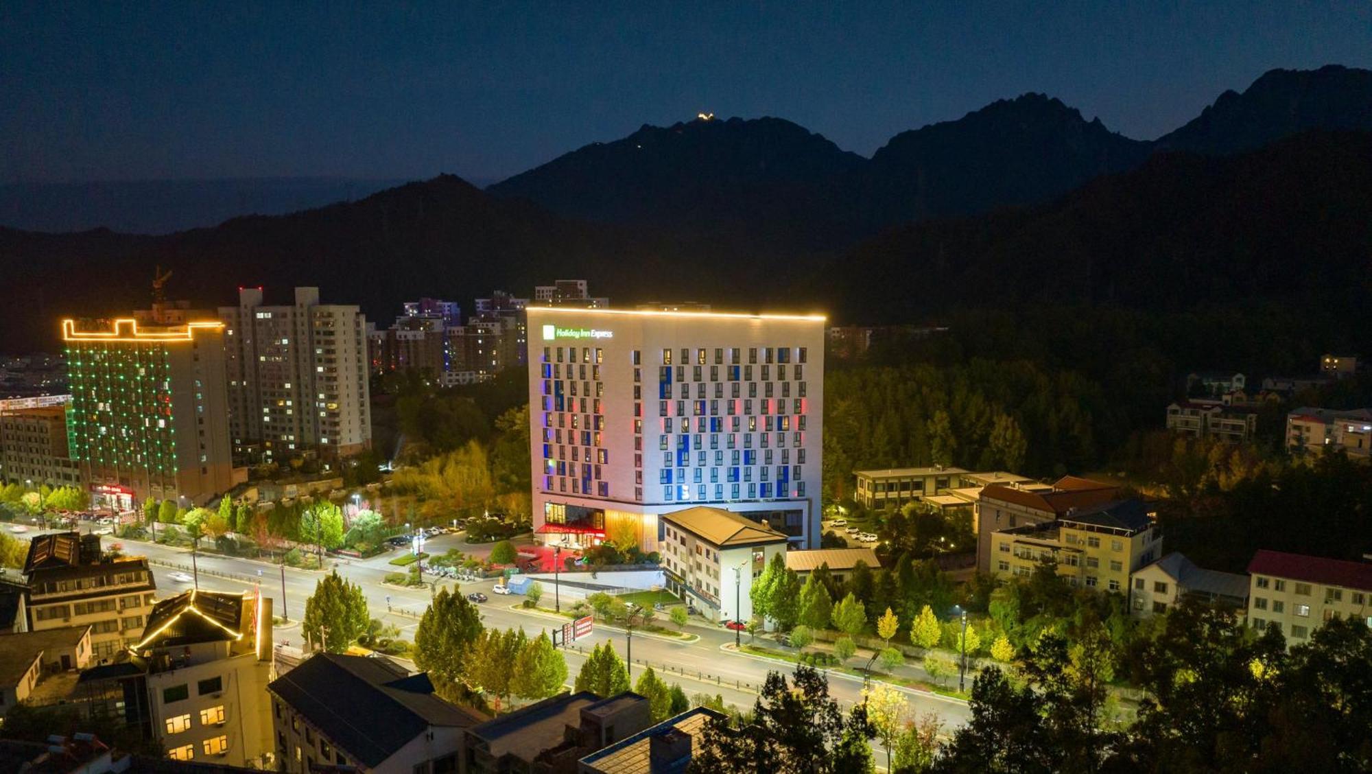 Holiday Inn Express Luanchuan By Ihg Eksteriør billede